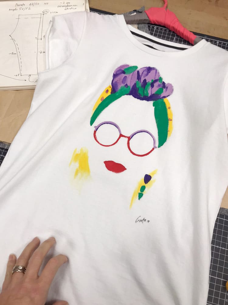Maglia personalizzabile dipinta a mano moda etica occhiali e fascia Claudia - immagine 6