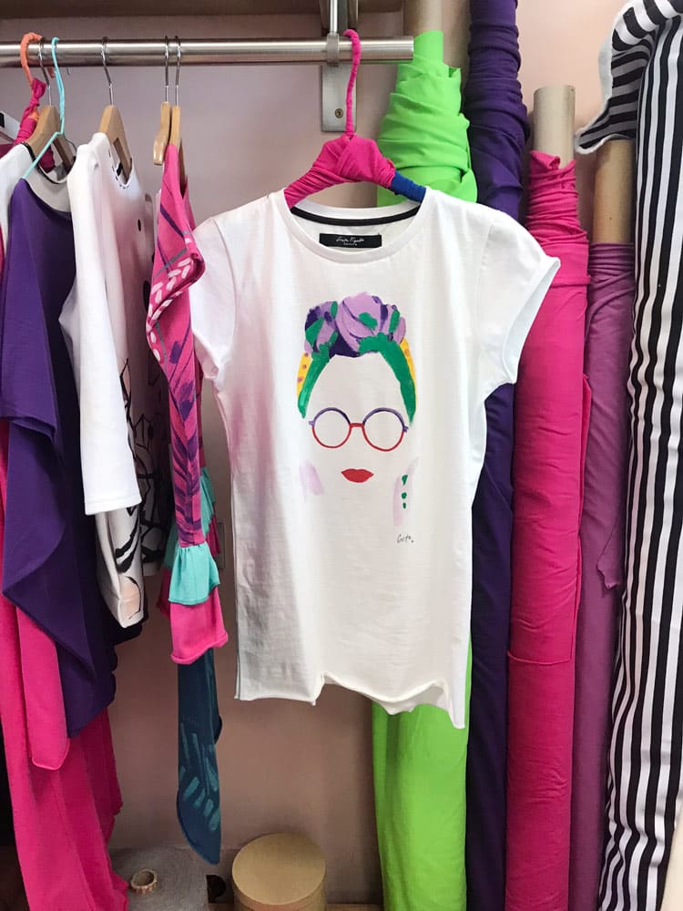 Maglia personalizzabile dipinta a mano moda etica occhiali e fascia Claudia - immagine 2